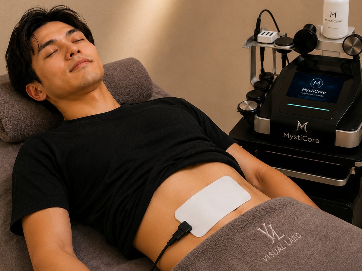 男性のBODY MAINTENANCE施術。高周波で深部を温めてから、HYPER EMSへ。